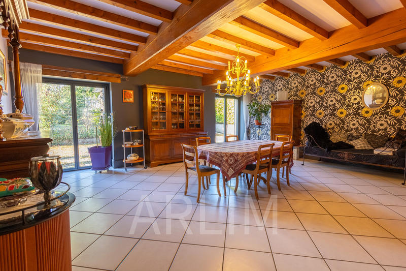 Maison - 440 m² - 9 pièces