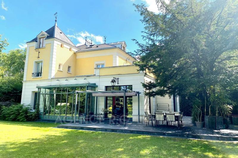 Maison - 326 m² - 12 pièces