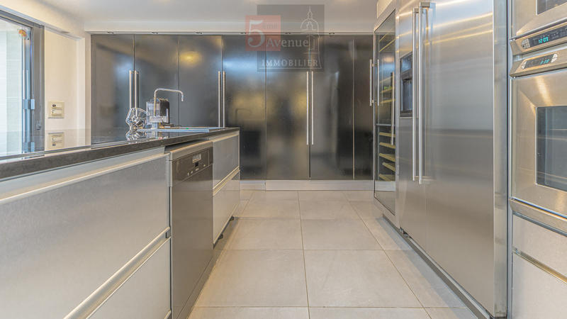 Maison - 400 m² - 8 pièces