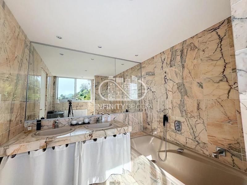 Villa - 247 m² - 7 pièces