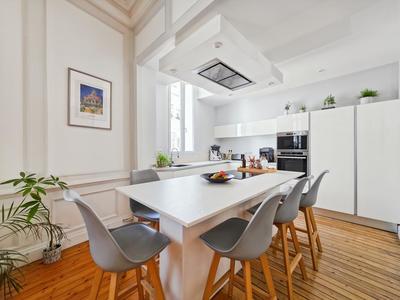 Maison - 235 m² - 9 pièces