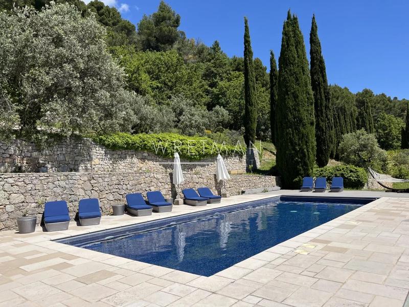 Mas - 251 m² - 8 pièces