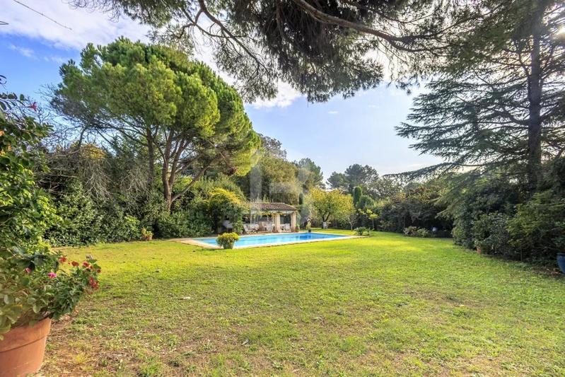 Propriété - 250 m² - 7 pièces