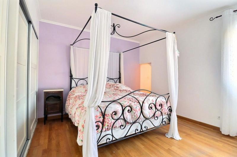 Maison - 241 m² - 8 pièces