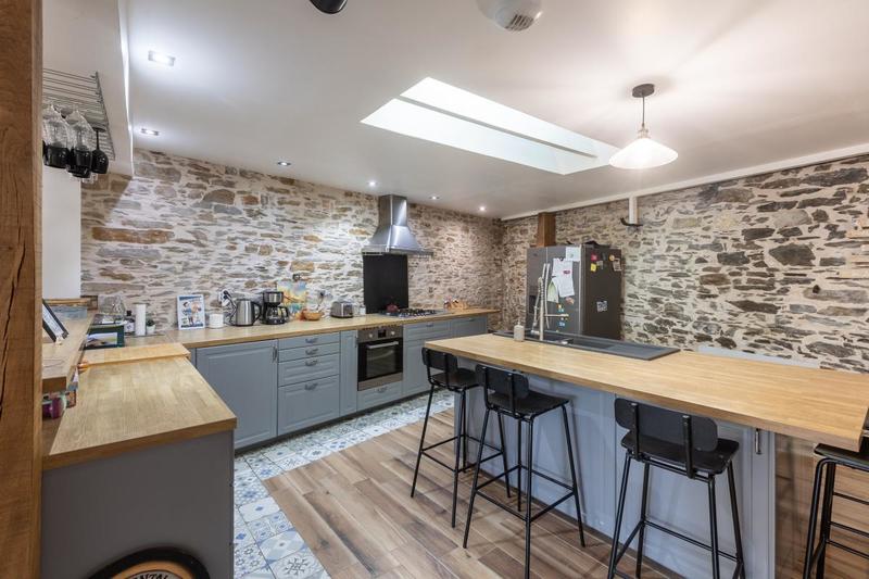 Maison - 220 m² - 6 pièces