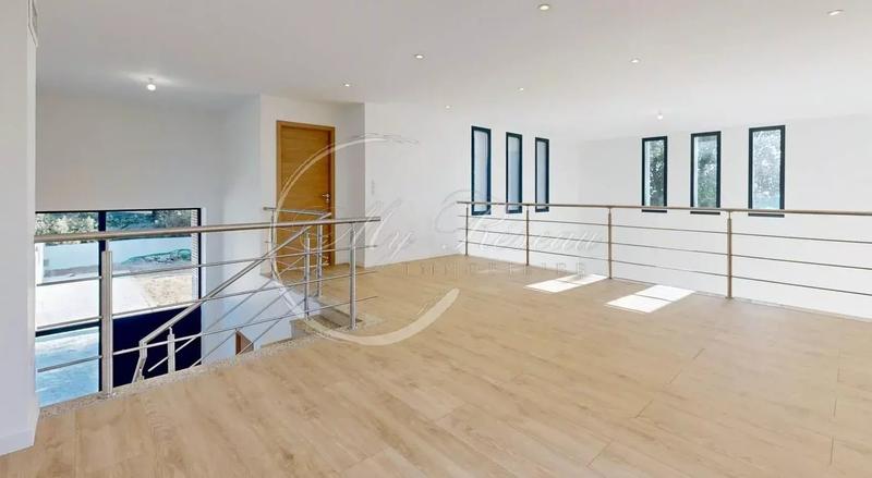 Propriété - 210 m² - 5 pièces