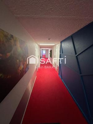 Local commercial - 1 050 m² - 50 pièces