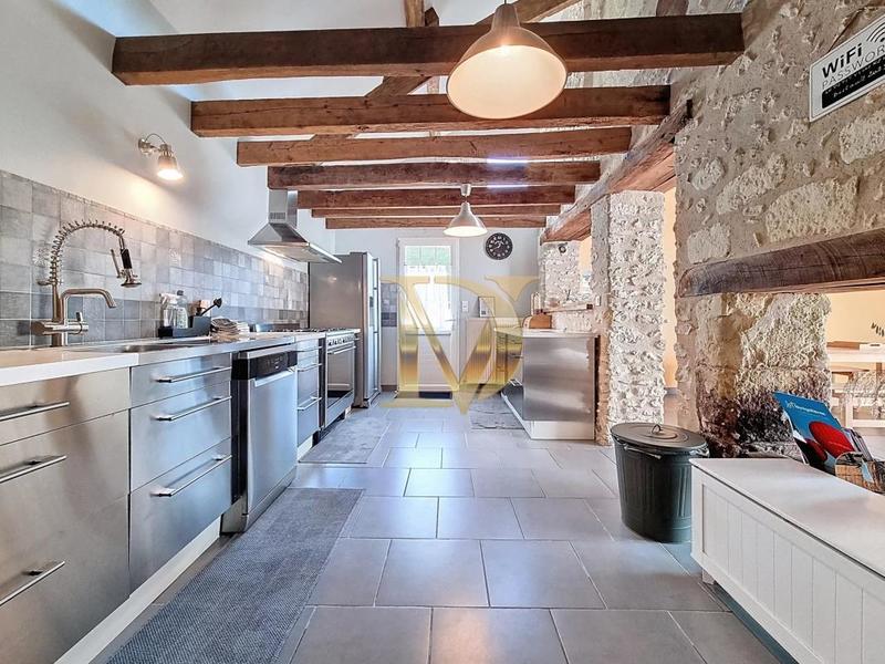 Propriété - 402 m² - 16 pièces