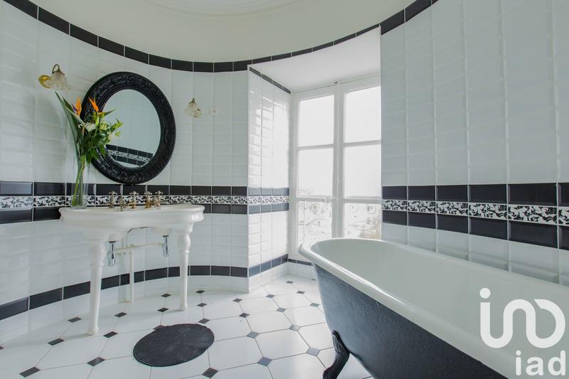 Château - 4 200 m² - 72 pièces