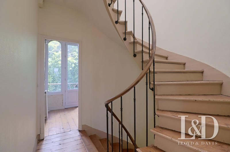 Maison - 230 m² - 13 pièces