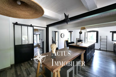 Maison - 233 m² - 8 pièces