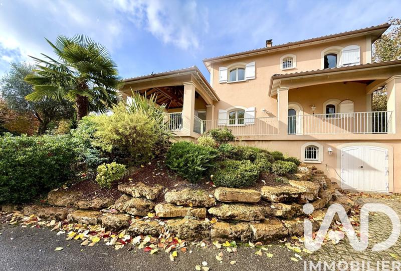 Maison - 240 m² - 8 pièces