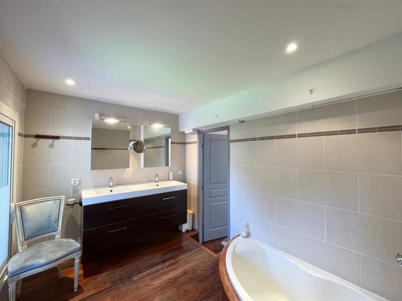 Maison - 300 m² - 10 pièces