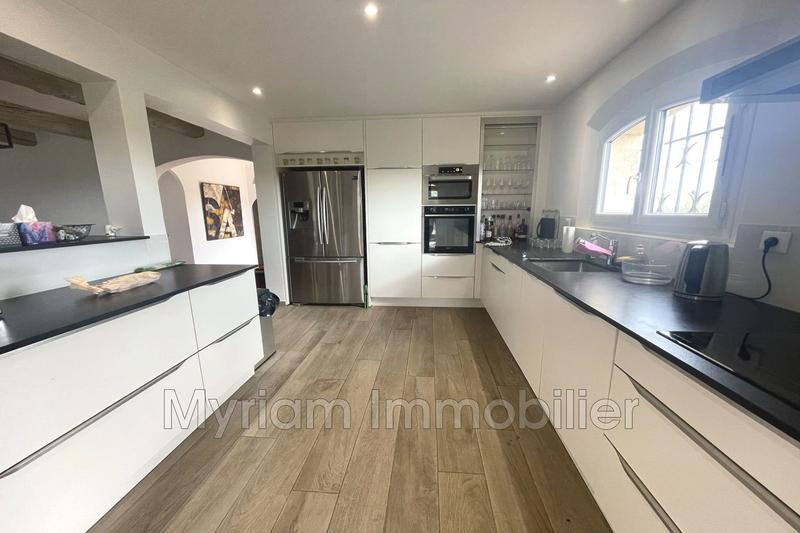 Maison - 1 274 m² - 5 pièces