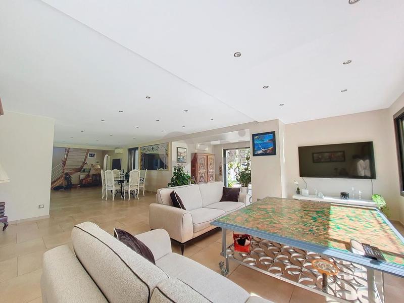 Propriété - 262 m² - 5 pièces