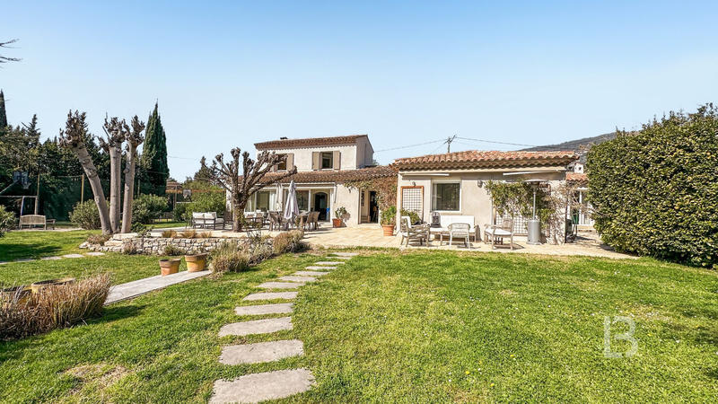 Villa - 245 m² - 9 pièces