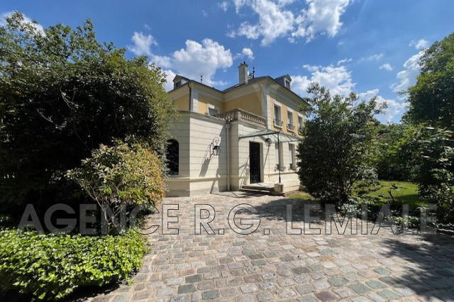 Maison - 326 m² - 12 pièces