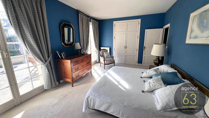 Maison - 430 m² - 9 pièces