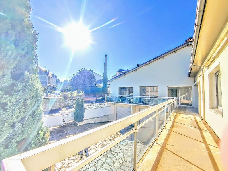 Maison - 570 m² - 8 pièces