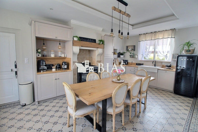 Maison - 250 m² - 10 pièces