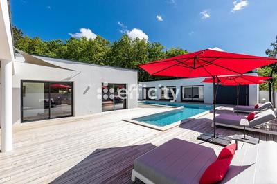 Maison - 340 m² - 10 pièces