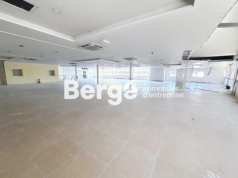 Local commercial - 1 900 m²