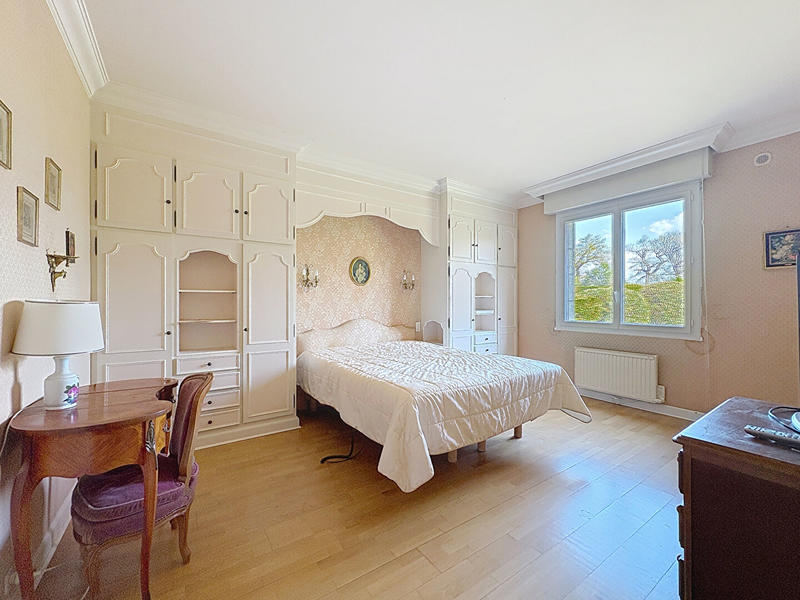 Maison - 250 m² - 8 pièces