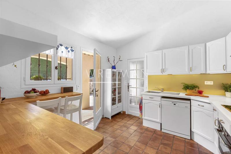 Maison - 218 m² - 9 pièces