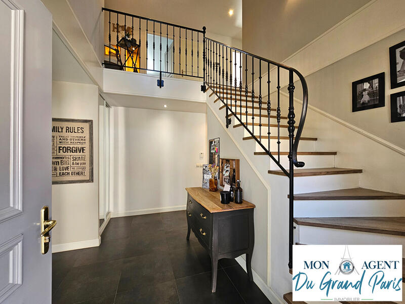 Maison - 220 m² - 8 pièces