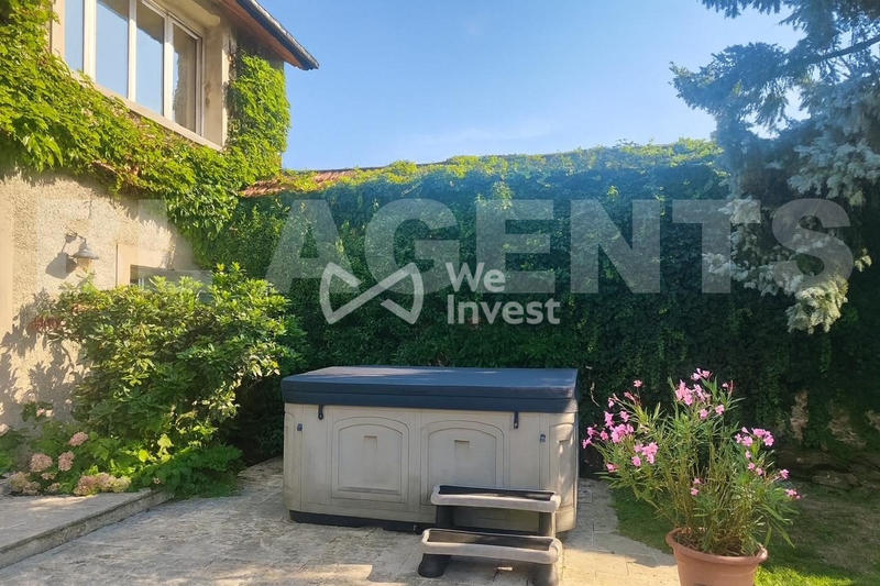 Maison - 240 m² - 8 pièces