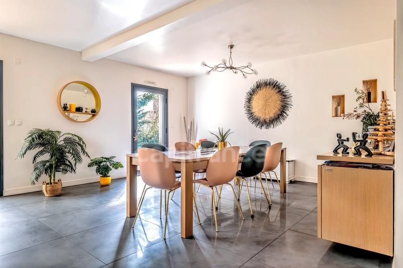 Maison - 214 m² - 8 pièces