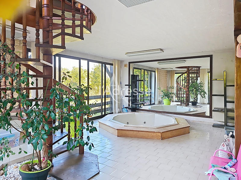 Maison - 202 m² - 6 pièces