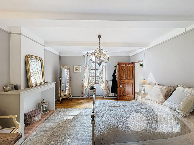 Maison - 250 m² - 7 pièces