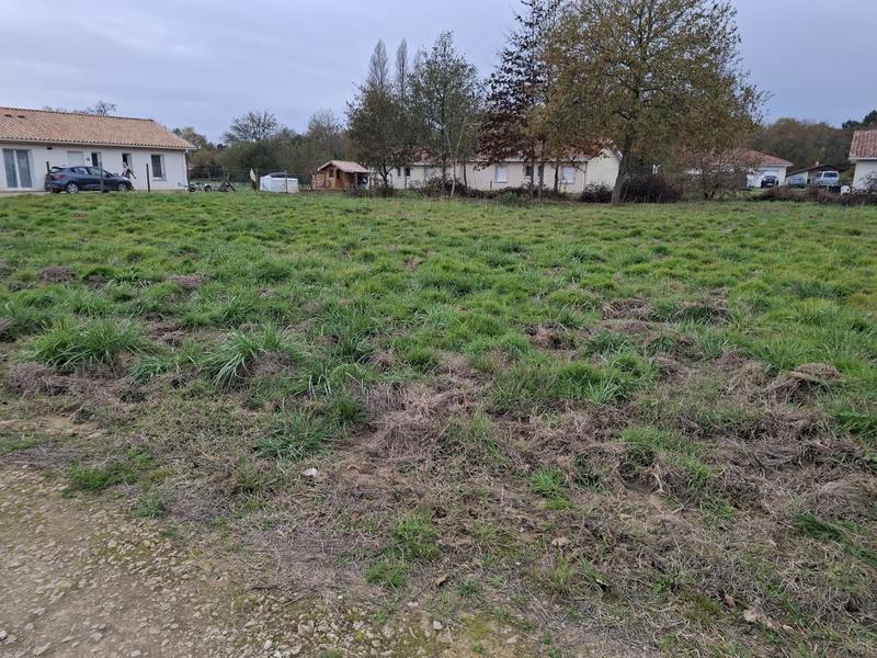 Terrain constructible - 823 m²