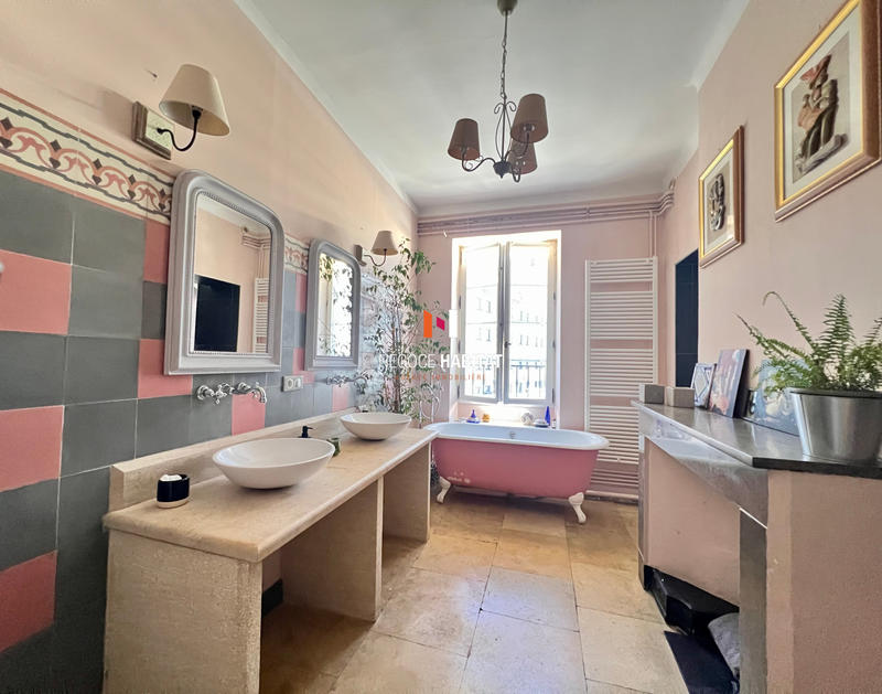 Appartement - 225 m² - 7 pièces