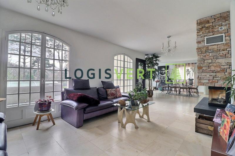 Maison - 236 m² - 8 pièces