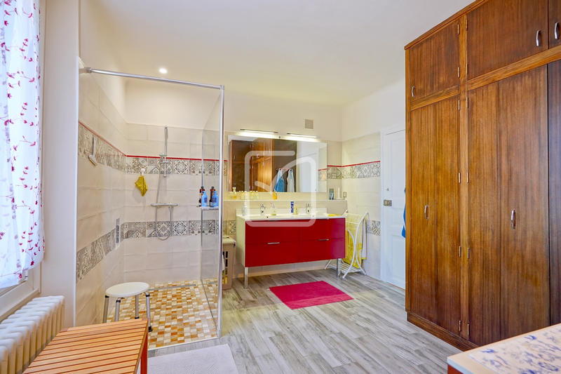 Maison - 310 m² - 12 pièces