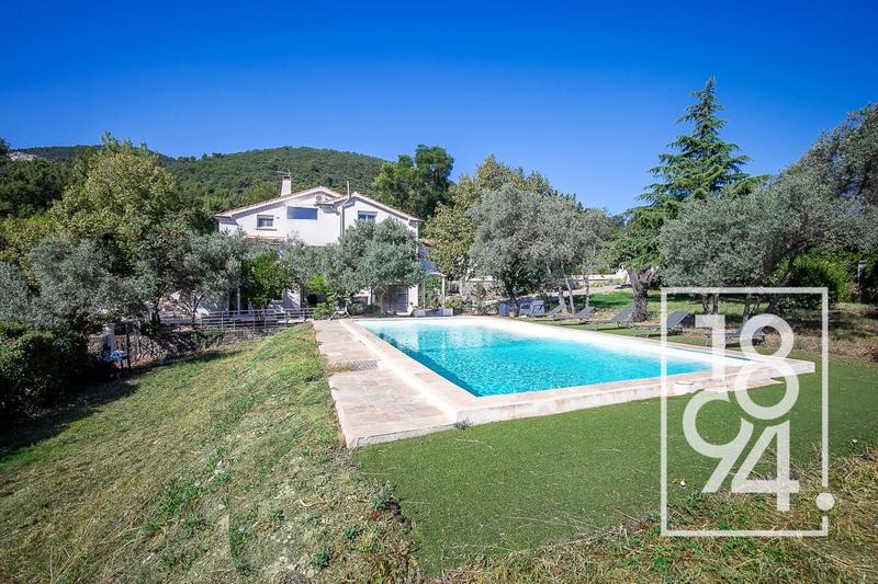 Maison - 385 m² - 6 pièces