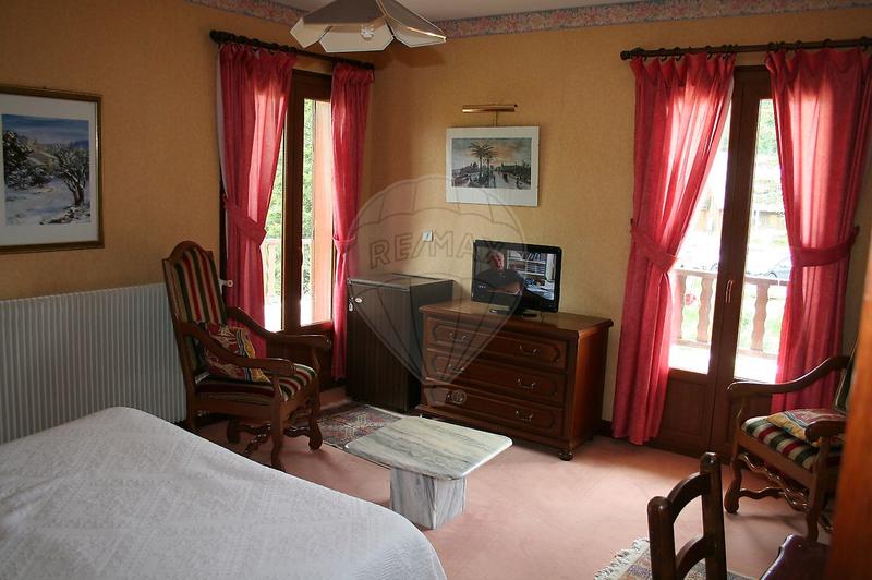 Appartement - 1 800 m² - 25 pièces