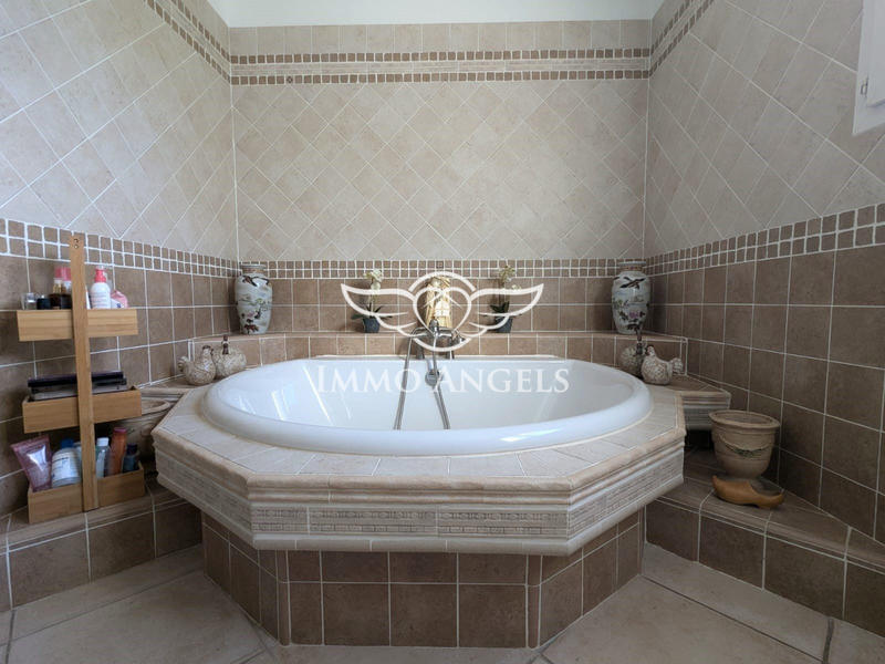 Villa - 244 m² - 6 pièces