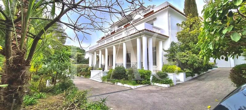 Propriété - 450 m² - 8 pièces