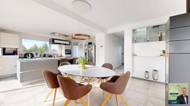 Maison - 222 m² - 7 pièces