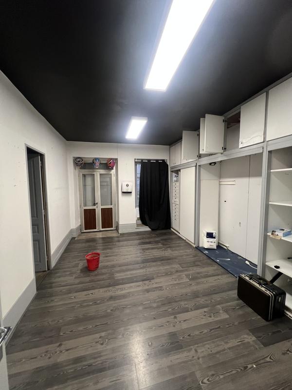 Local commercial - 150 m² - 5 pièces