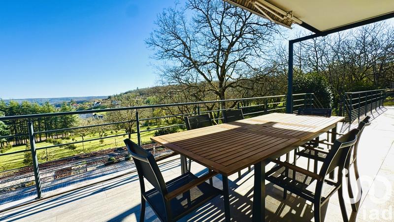 Maison - 220 m² - 6 pièces