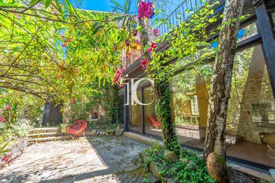 Maison - 225 m² - 9 pièces