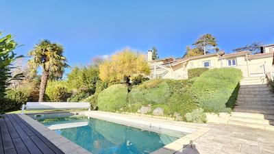 Maison traditionnelle - 196 m² - 9 pièces