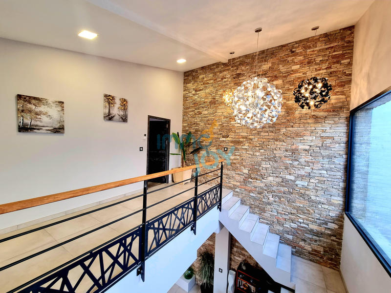 Maison - 257 m² - 10 pièces