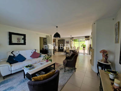 Maison - 218 m² - 8 pièces