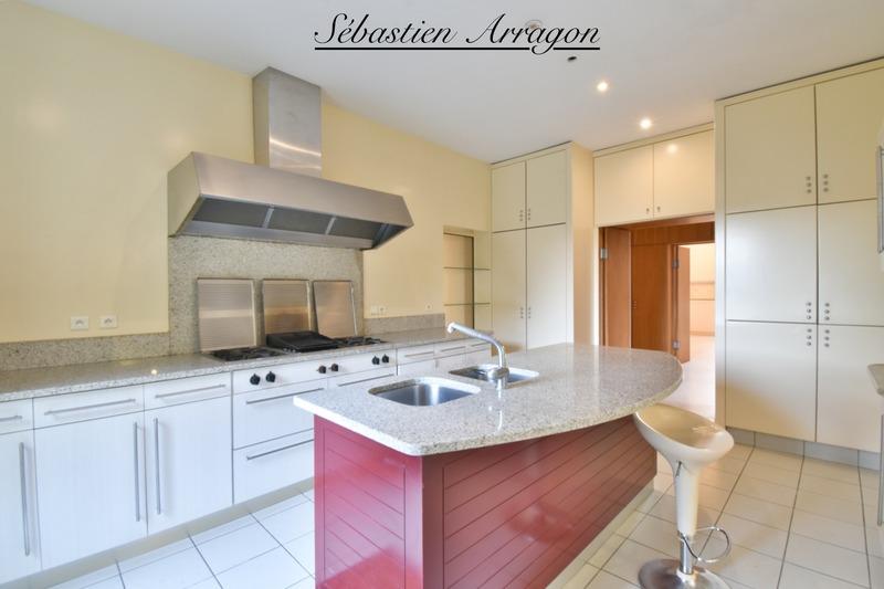 Maison - 460 m² - 14 pièces