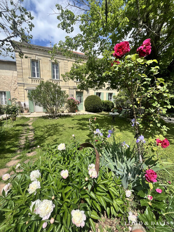 Maison - 323 m² - 10 pièces